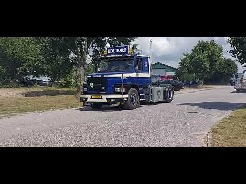 Scania 142 V8 og andre veteran lastbiler på Fyn, Danmark forlader Kai Andersens plads efter middag