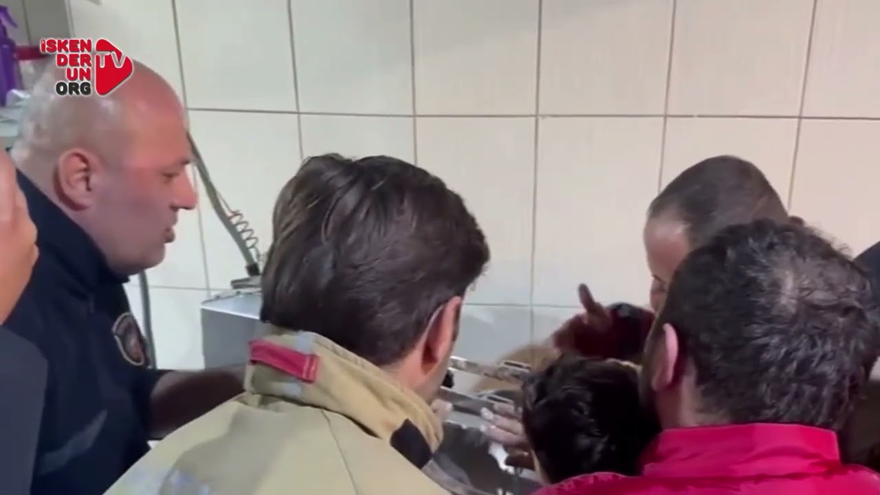 Elini Hamur Makinesine Sıkıştırdı…