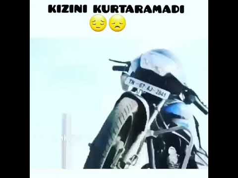 Trenin altında kalan kızını kurtaramadı😞