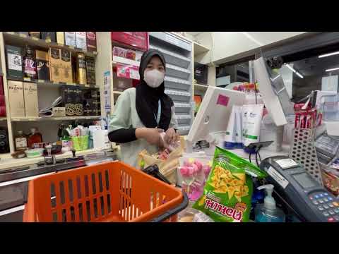 DBC qua Thái Lan tìm mua bánh chuối tại Seven Eleven |