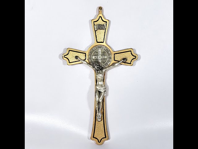 Vídeo relacionado con Eillwin Llavero de crucifijo de Jesús, llavero de cruz religiosa de San Benito, colgante católico para suerte y protección, plata, M