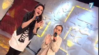 Lodovica Comello y Julia cantan &#39;Universo&#39;