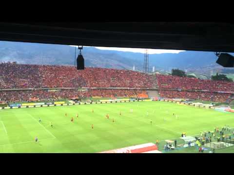 "La murga del indigente.Me dicen el matador soy del medallo, señores yo soy del rojo de la montaña" Barra: Rexixtenxia Norte &bull; Club: Independiente Medellín