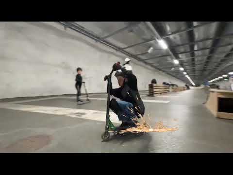 Scuuttailua Redin parkilla #scoot #scooter  #jump