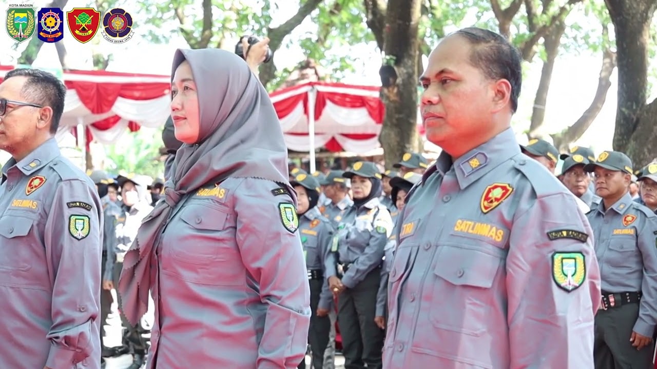Satlinmas Kota Madiun Terima Pengukuhan Dalam Bimbingan Teknis Kesiapsiagaan Pengamanan Pemilu