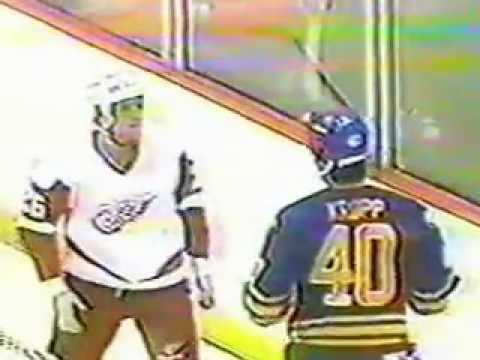 Hockeyfighters.cz  Uwe Krupp vs Joey Kocur.wmv