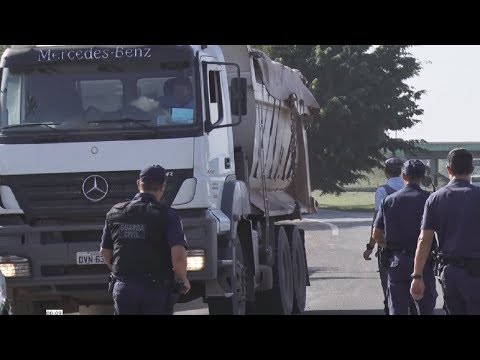 Caminhões são flagrados trafegando fora da legislação na região de Santa Gertrudes