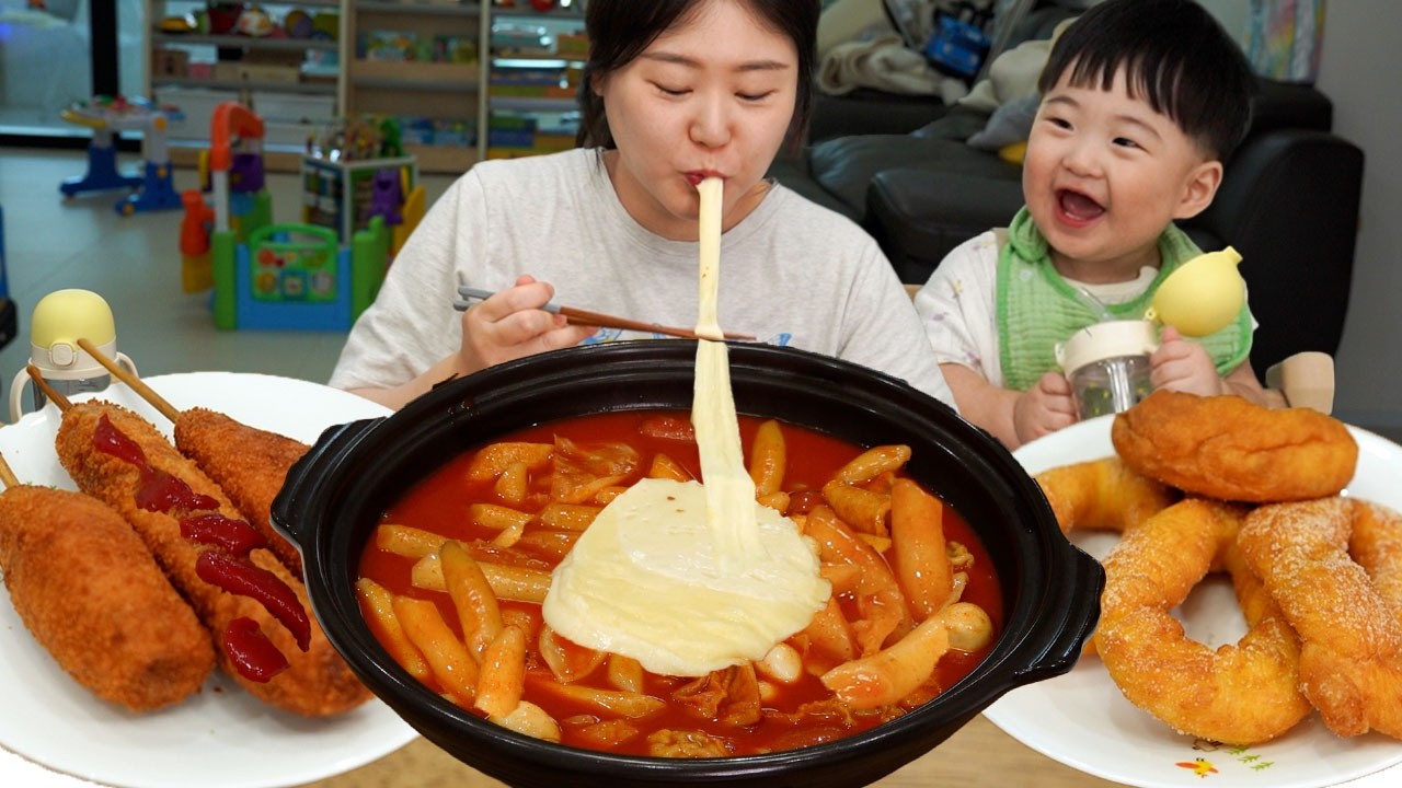 응급실 국물 떡볶이에 치즈 토핑! 쫄깃한 꽈배기와 핫도그 먹방 (^^*)