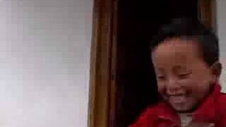 preview picture of video 'Kinder Nepals: 3 Jungs in Langtang - Himalaya'