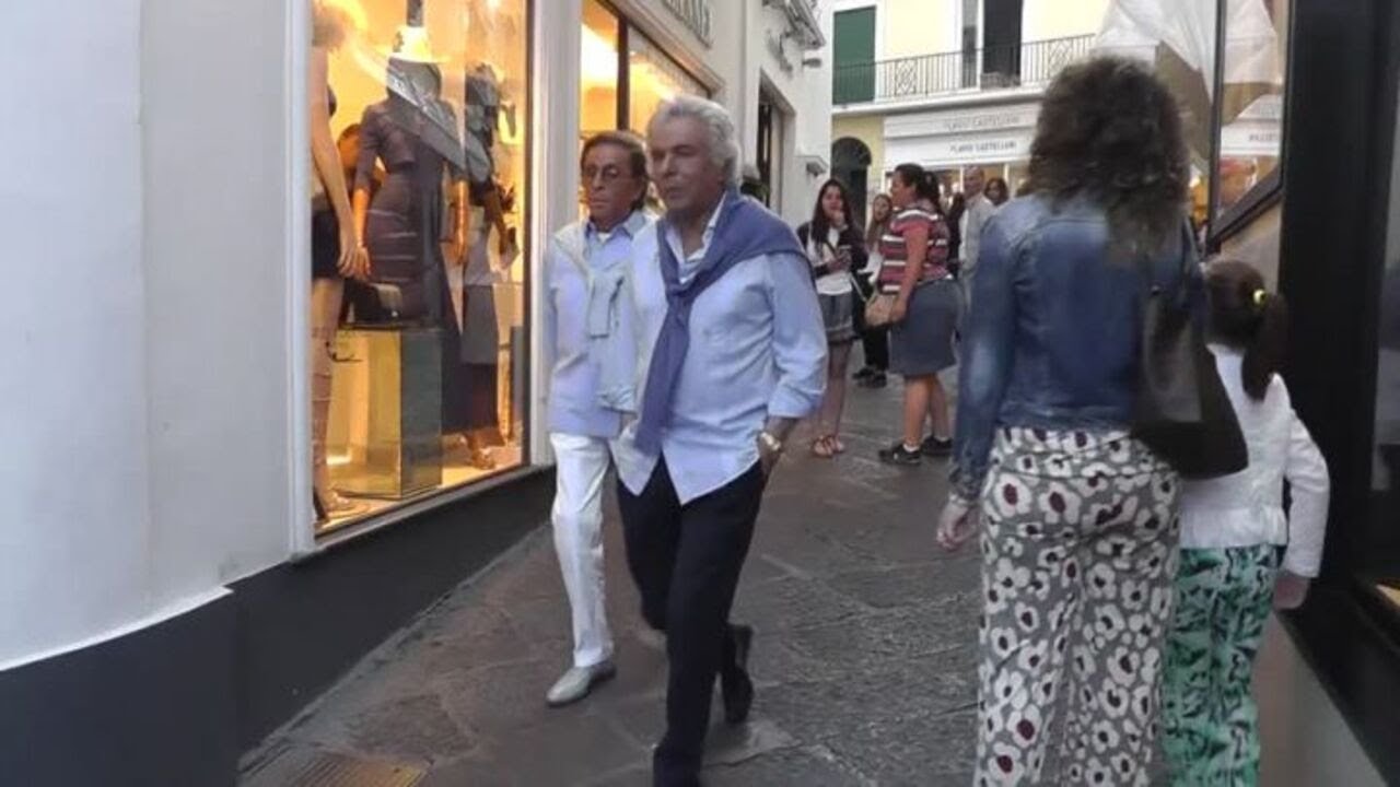 Capri resta senza Valentino, la sua amata isola si fermava al passaggio dell'icona dello stile