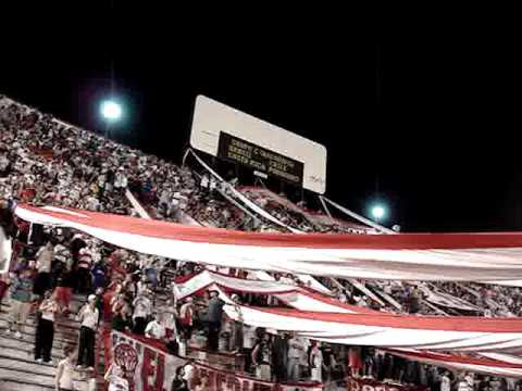 "El Globo es pasión, locura de mi corazón" Barra: La Banda de la Quema &bull; Club: Huracán