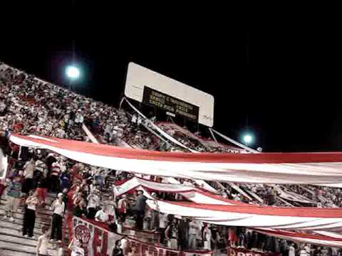 "El Globo es pasión, locura de mi corazón" Barra: La Banda de la Quema • Club: Huracán