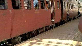 preview picture of video '52991 RATLAM - KHANDWA FAST PASSENGER arriving Indore Lakshmibai Nagar metre gauge railway station'