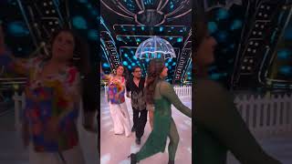 Download lagu Shaher ki Ladki Song Raveena Tandon Dance Video || #MalilkaArora #RaveenaTandon #Songs mp3