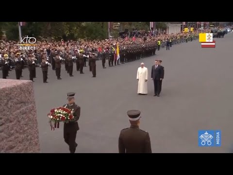 Dépot de fleurs et cérémonie au Monument de la Liberté à Riga