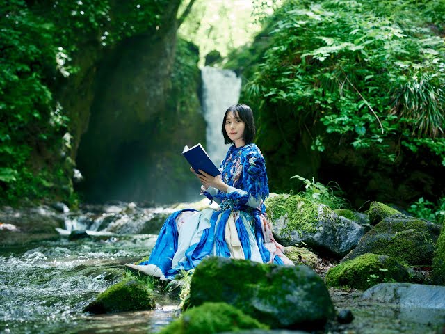 世界に1着だけの衣装を身にまとい壮大な自然の中 俳優・南沙良が晴れ女パワーを大発揮! 1日2時間愛犬と散歩する南のマストアイテムは? 「文学女子・南沙良」が大自然の中で読みたい本は? インドア派の南がこの夏に挑戦したい意外なアクティビティとは? 2 YouTubeサムネイル