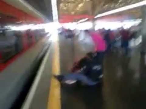 Increíble! Mujer salta a la vías del tren para recoger su celular
