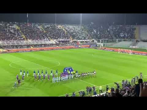 L’inno della Fiorentina e l’ingresso in campo della Lazio
