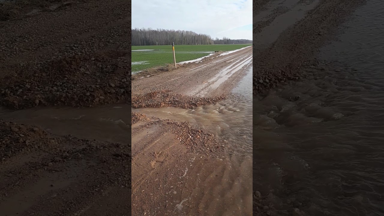 Netālu no gāzes vada Jaunpils novadā applūdis ceļš/Papildināts/