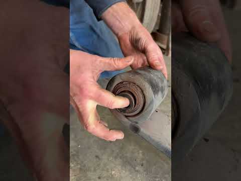 Semi Truck Leaf Spring bushing failure 😣 #mechanic #semitrucks #semitruck #truck #trucks