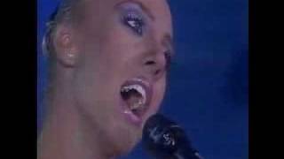 monica naranjo llorando bajo la lluvia