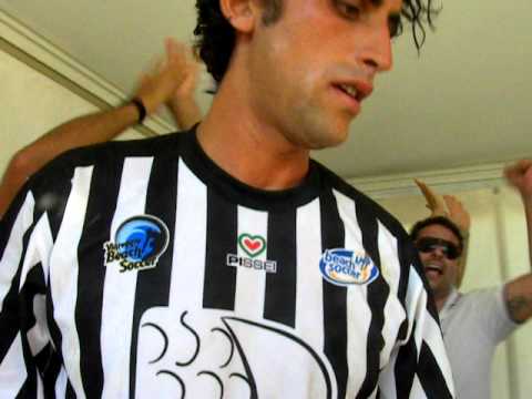 Come un coriandolo. Il canto di gioia del Viareggio Beach Soccer