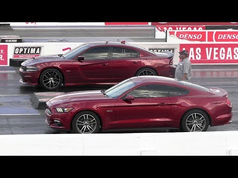 Mustang GT vs Dodge Charger Scat Pack 392 - drag race
