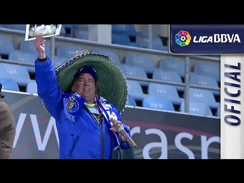 Aficionado con un cartel: 'Getafe échale huevos'
