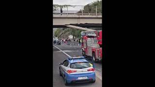 Autostrada Salerno - Avellino, cede pezzo cavalcavia dopo impatto con un escavatore