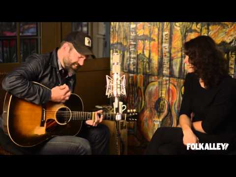 Folk Alley Sessions: Jeffrey Foucault and Kris Delmhorst - "Left This Town"