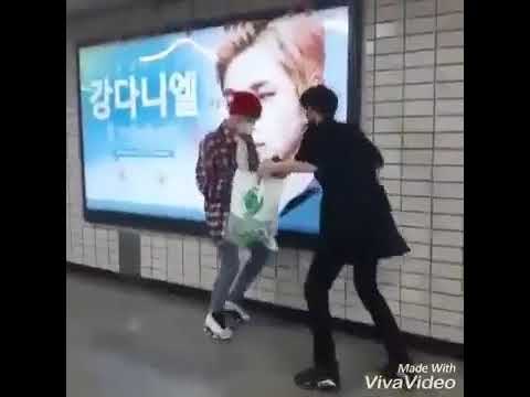 Kang Daniel and Ong Seongwoo in the subway