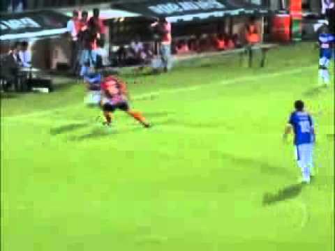 Drible do roger no jogo cruzeiro 5x0 estudiantes 16 02 2011 pela copa libertadores zerooooooo