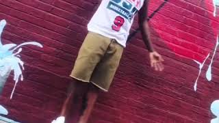 Everything feelin rite, She a lefty