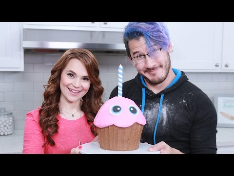 FIVE NIGHTS AT FREDDYS GIANT CHICA'S CUPCAKE ft Markiplier - NERDY NUMMIES