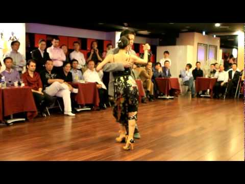  Kyoko Yamao  and  Hiroshi Yamao  are  dancing  to  the  milonga  "  Parque Patricios  "