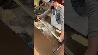 Download lagu Hand pulled noodles skills at Lanzhou Lamian Noodle Bar In London 🍜 mp3