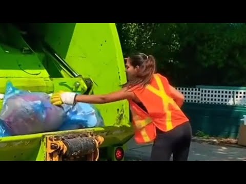 Piękna kobieta w pracy na śmieciarce 🚛