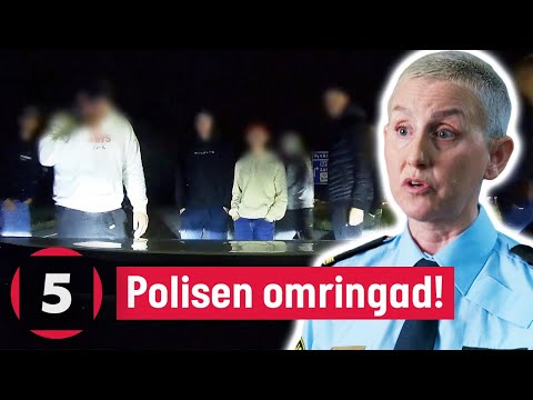 Polisen OMRINGAS vid ett illegalt streetracing-event | Fångat på polisens kamera | Kanal 5 Sverige