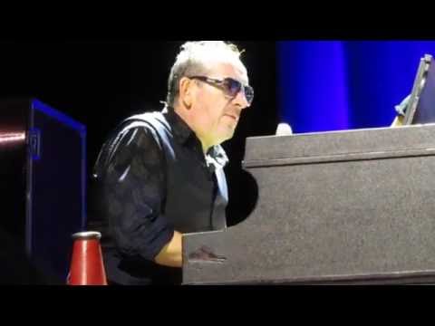 "The Last Word" - Elvis Costello with Larkin Poe  (Des Moines, 10-6-2016)