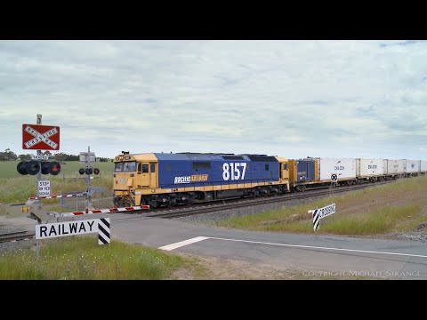 7902V Container Freight Train At Railway Crossing (22/10/2021) - PoathTV Australian Railroads