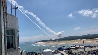Sale la tensione: la Cina lancia missili ipersonici per esecitazioni nel mare di Taiwan. Le immagini