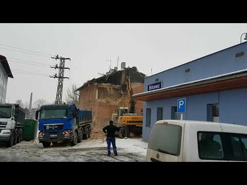 Demolice domu na nádraží v Bílovci