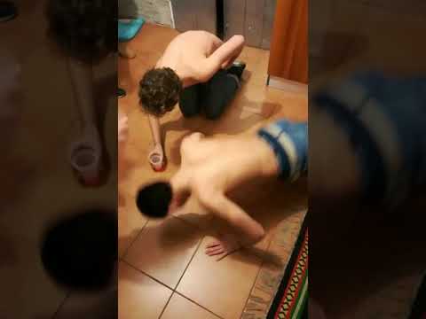 Parassiti di cancroid del pesce I vermi di bambino mangiano che fare