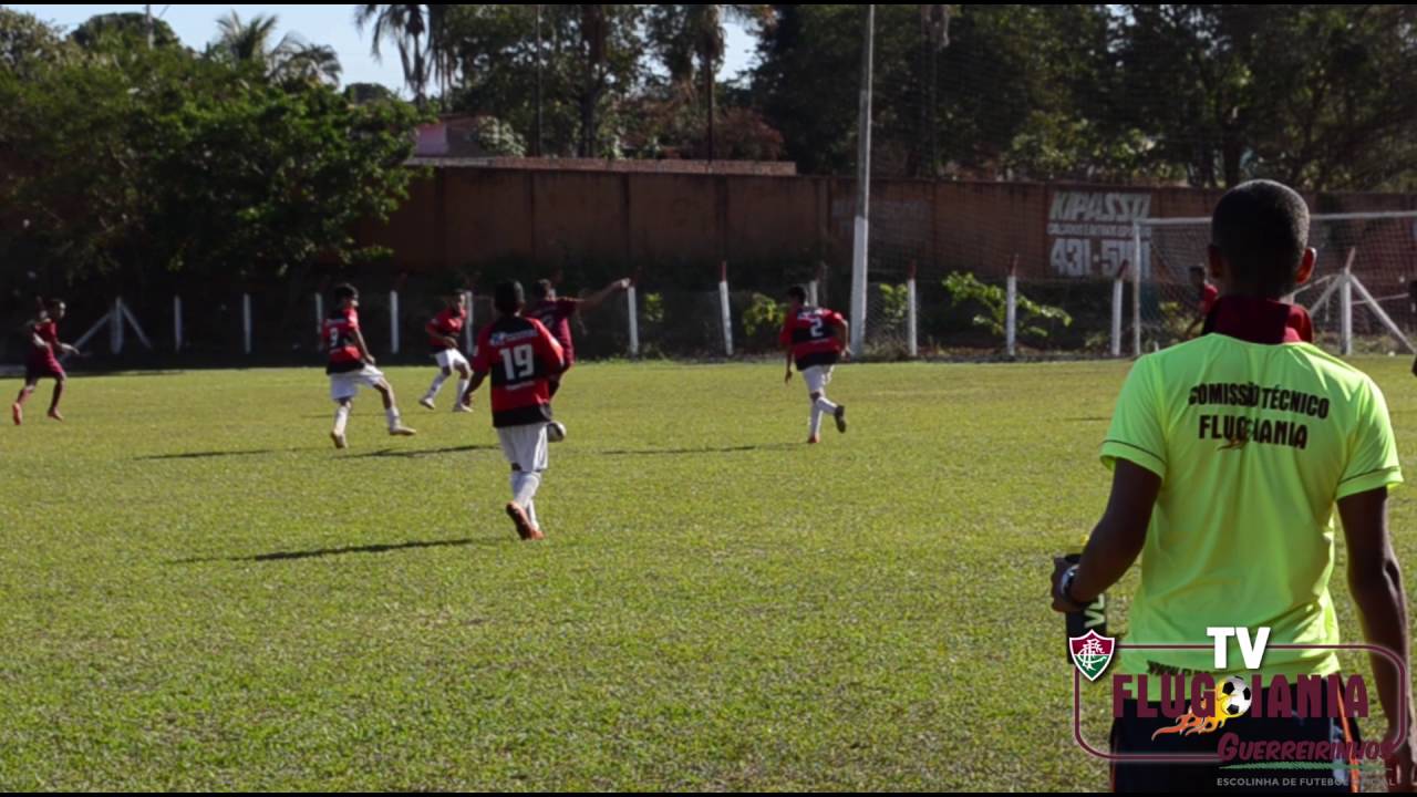 Gustavão dá drible e tenta achar Ruan para fazer o gol.