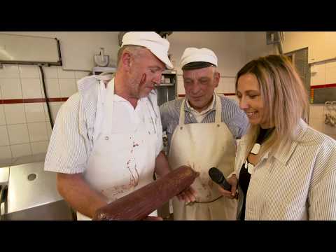 Dieses Video ist nichts für schwache Nerven: Uwe Fischer beim Blutwurst mengen