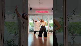 Download lagu Dilli wali GF dance choreography #vickyandaakanksha #sangeetdance mp3
