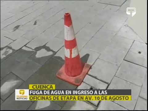Fuga de agua en ingreso a las oficinas de Etapa en av. 10 de agosto