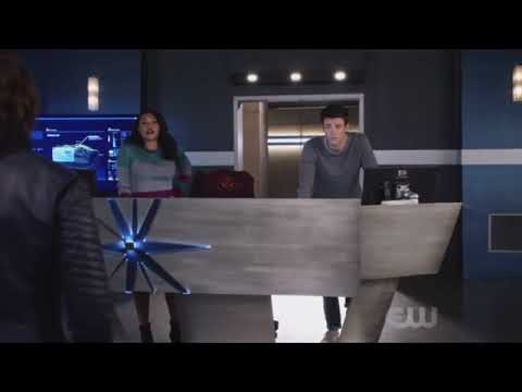 The Flash 5x01 Ralph learns about the many verse + Iris takes Nora for coffee