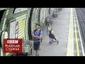 Коляску с ребенком сдуло на рельсы в метро - BBC Russian 