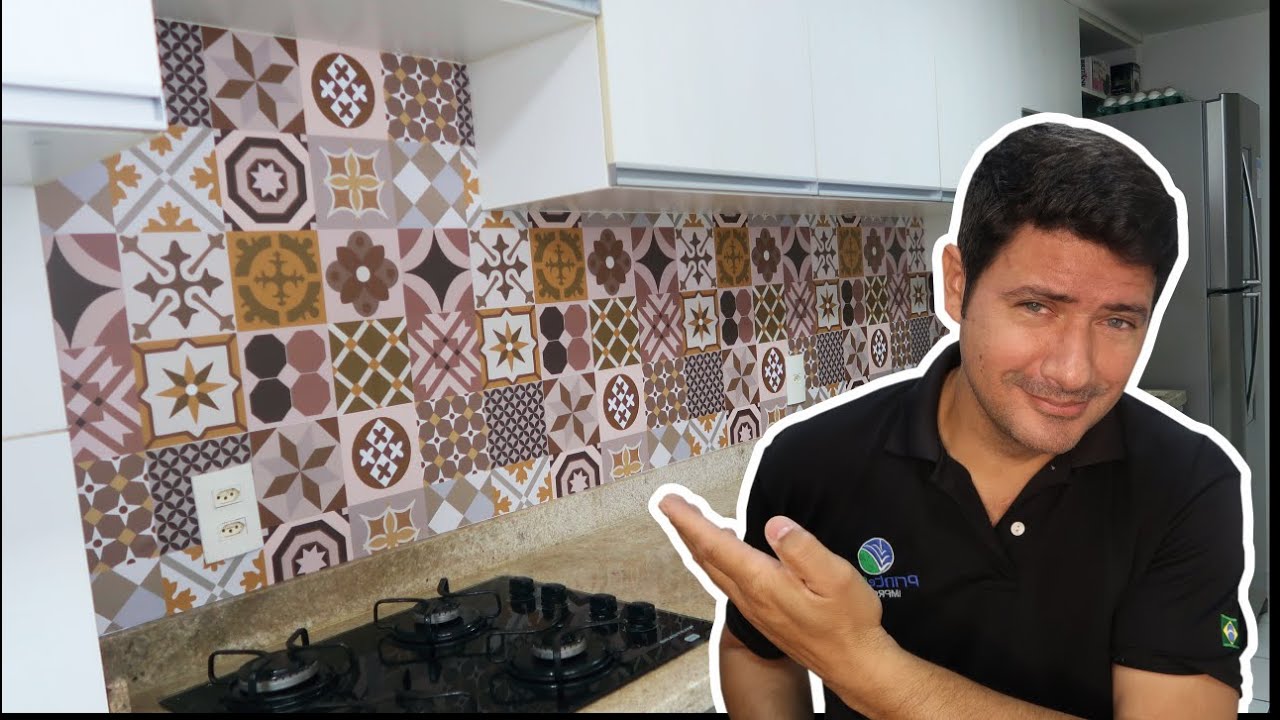 APLICAÇÃO DE ADESIVO EM AZULEJO